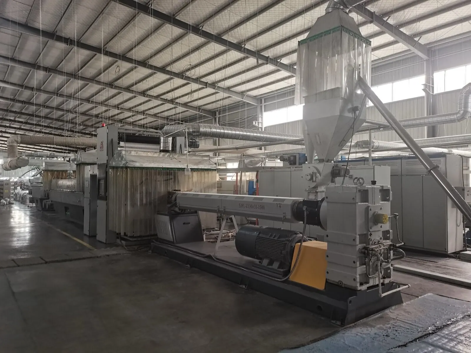 PP extruder feeding the yarn drawing line