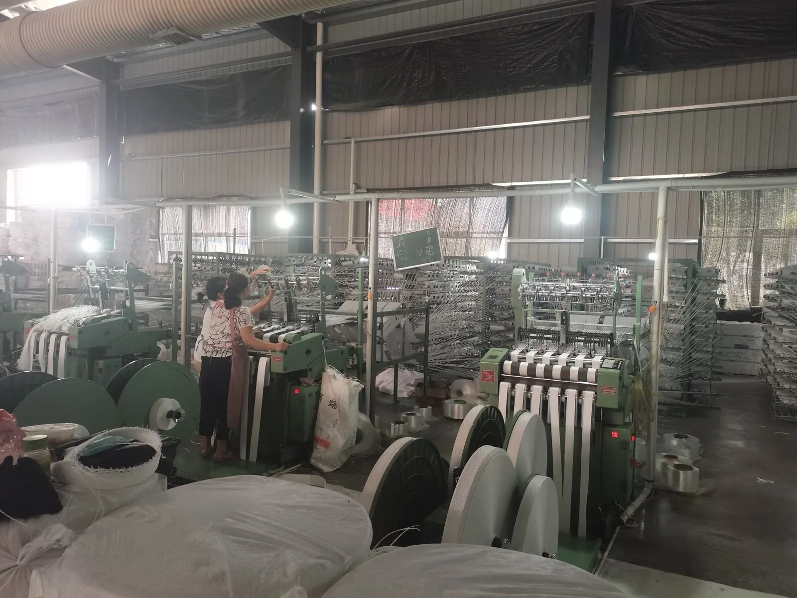 Webbing looms producing lifting-loop belt